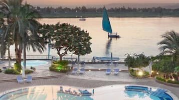 2 piscinas al aire libre, sombrillas, sillones reclinables de piscina