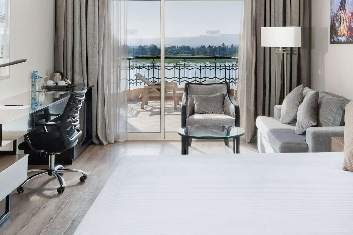 executive room (superior, front nile view) | 1 bedroom, minibar, in-room safe, desk