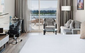 Executive Room (Superior, Front Nile View) | Minibar, in-room safe, desk, blackout drapes