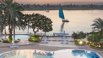 2 utendørsbassenger, bassengparasoller og solsenger