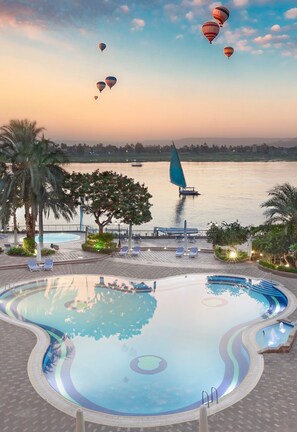 2 outdoor pools, pool umbrellas, sun loungers - Steigenberger Nile Palace (Luxor)