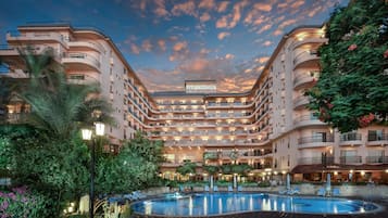 2 piscines extérieures, parasols de plage, chaises longues