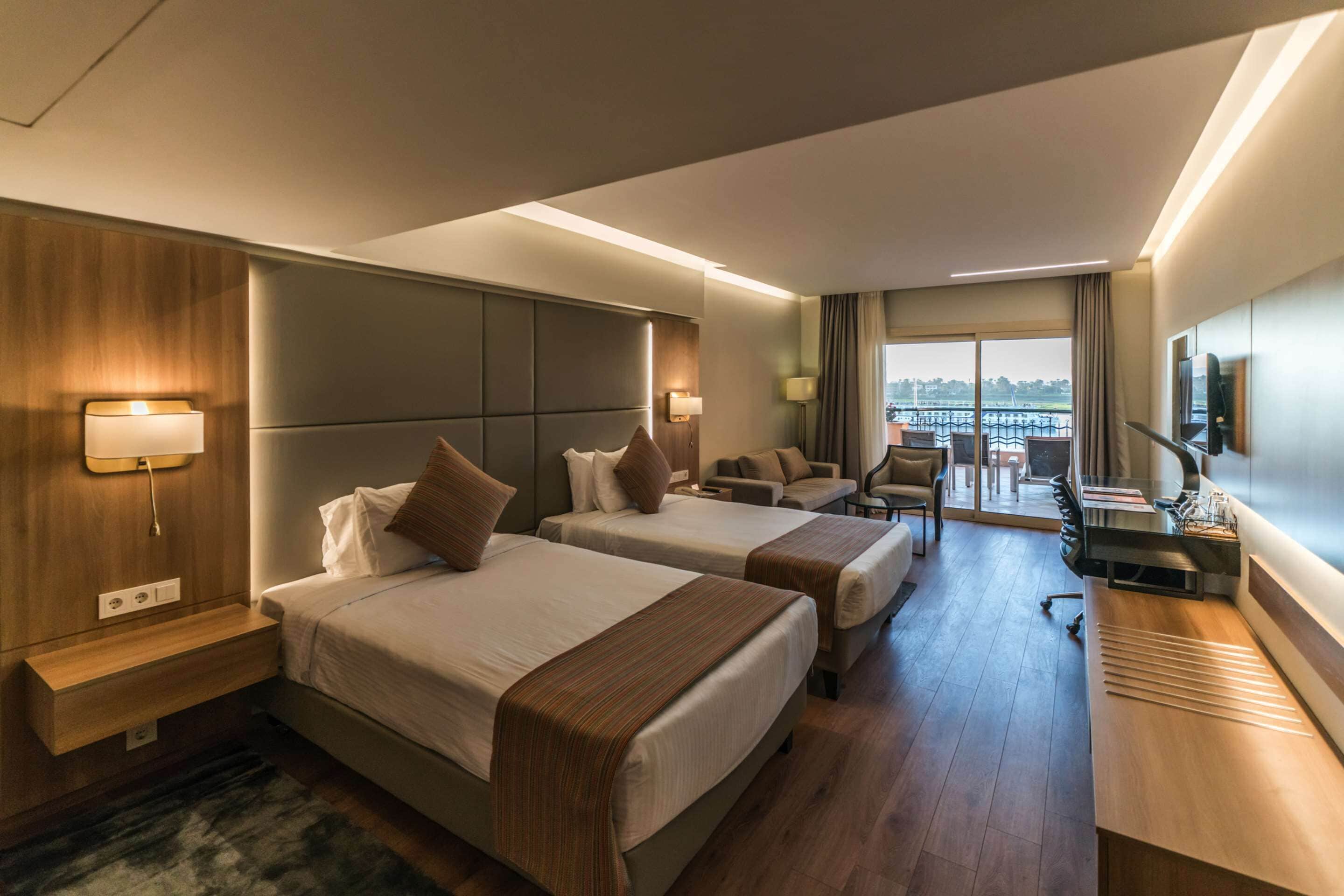 Minibar, caja de seguridad en la habitación y escritorio 