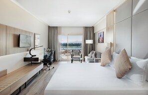 Executive-rum (Superior, Front Nile View) | Minibar, värdeförvaringsskåp på rummet och skrivbord