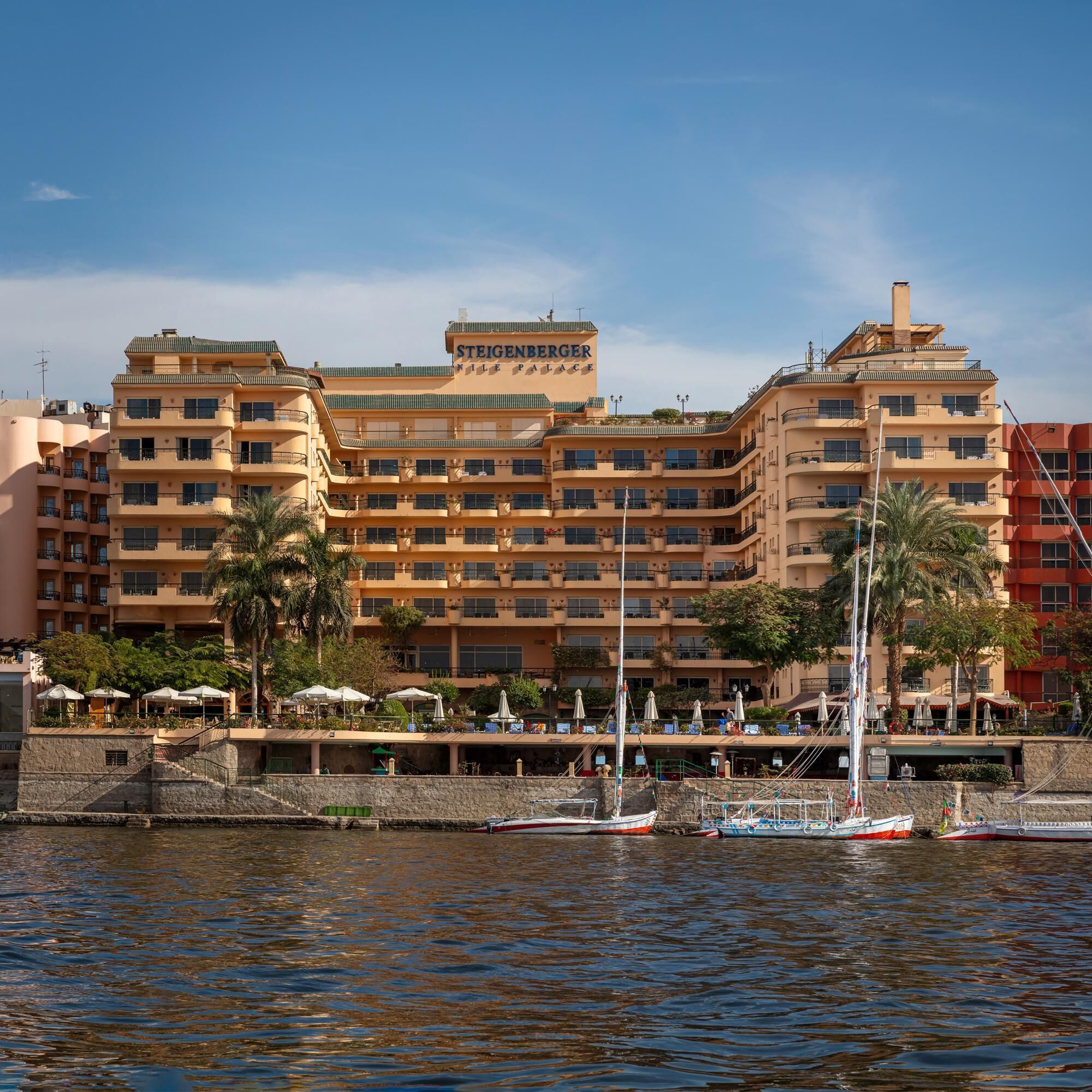 Um hotel grande com várias varandas e vista para o mar.