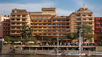 Um hotel grande com várias varandas e vista para o mar.