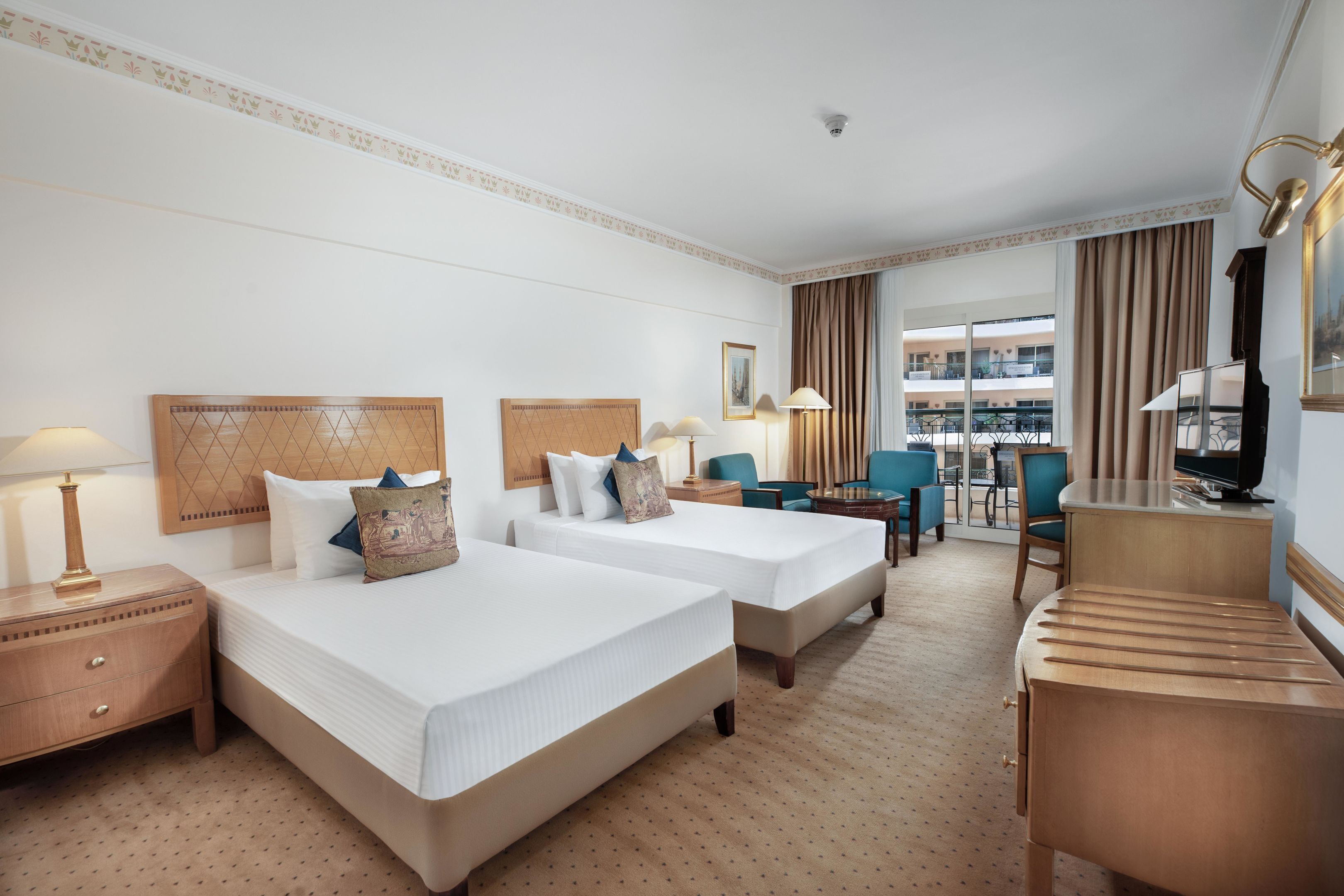 Minibar, safe på rommet, skrivebord og blendingsgardiner