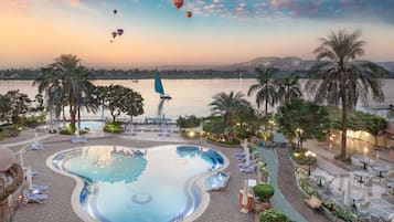 2 kolam renang outdoor, dengan payung kolam renang dan kursi berjemur