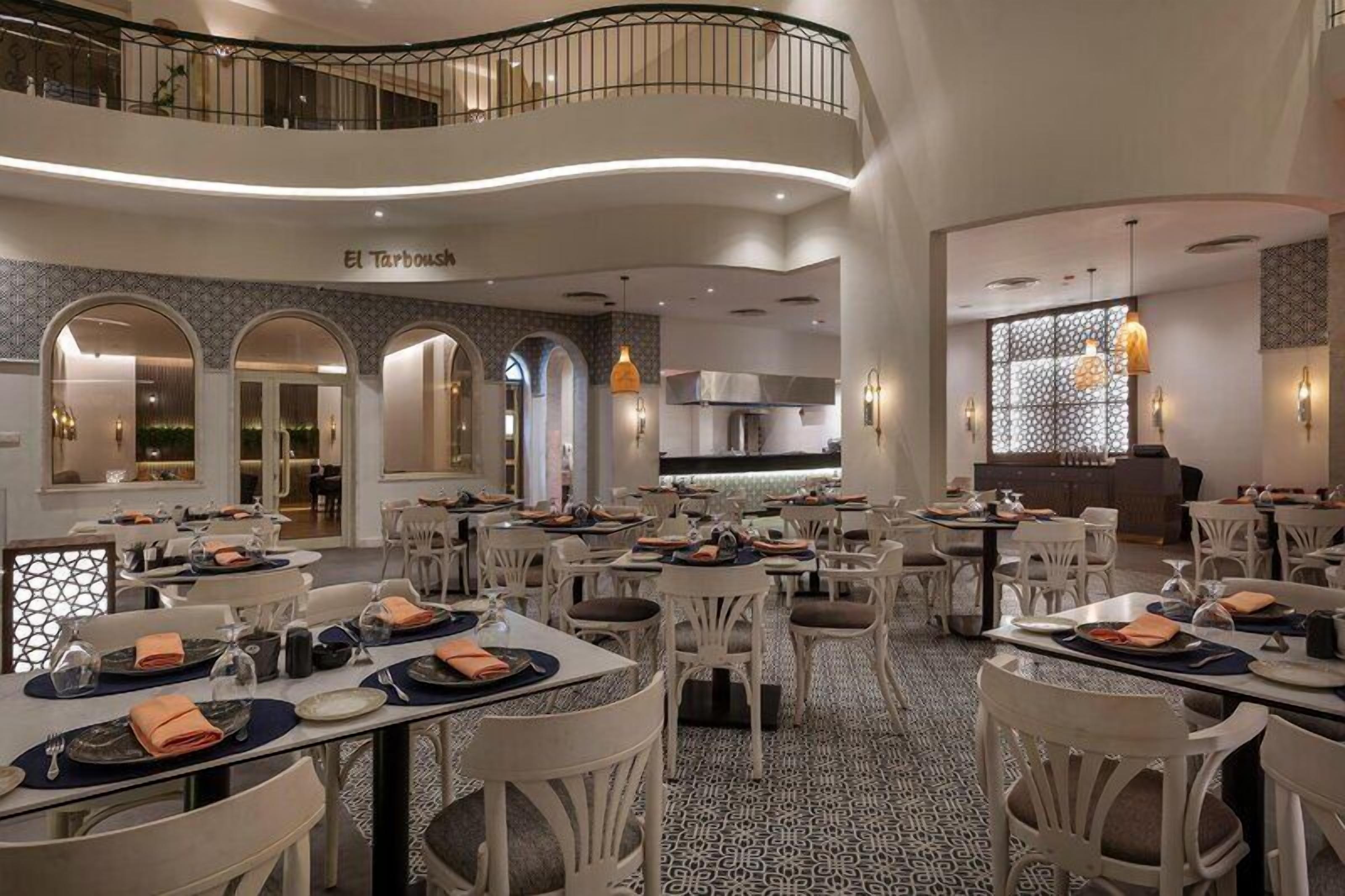 5 restaurantes; se sirven desayunos, almuerzos y cenas