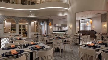 5 restaurantes; se sirven desayunos, almuerzos y cenas