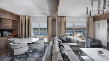 Phòng Suite Presidential | Minibar, két bảo mật tại phòng, bàn, màn/rèm cản sáng