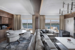 Presidential Suite | Minibar, in-room safe, desk, blackout drapes