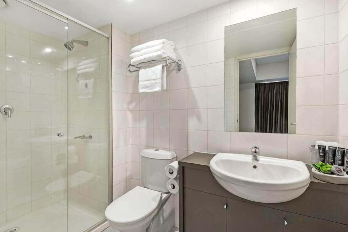 Bañera con ducha, artículos de tocador gratuitos, secador de pelo