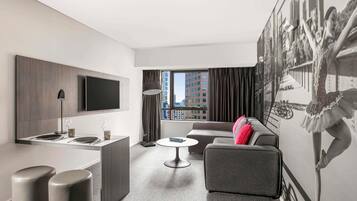 Apartemen, 1 kamar tidur (Spa) | Brankas, meja kerja, ruang kerja ramah laptop, dan tirai kedap cahaya