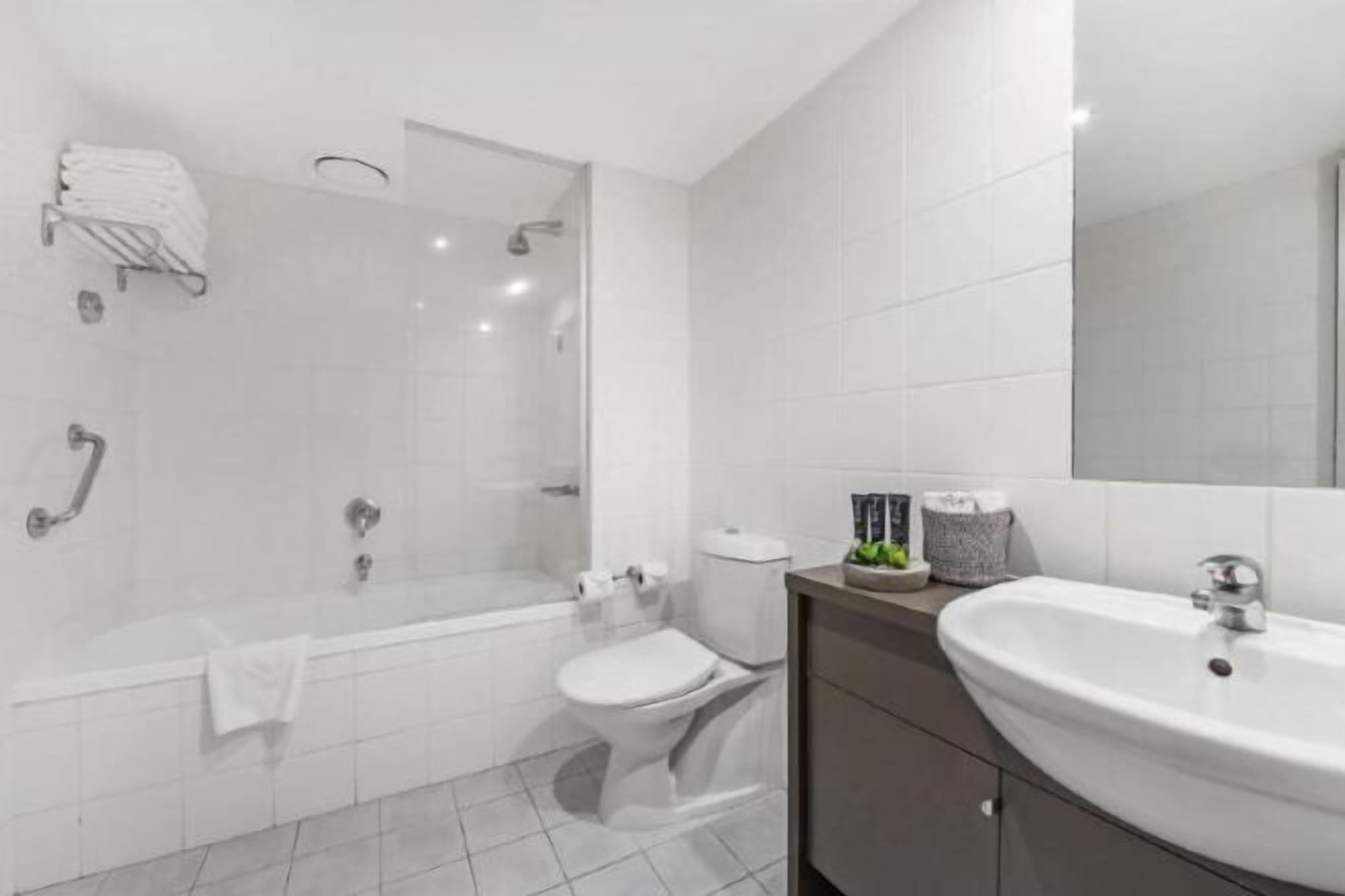 Baño | Tina con regadera, amenidades de baño gratuitas, secadora de cabello 
