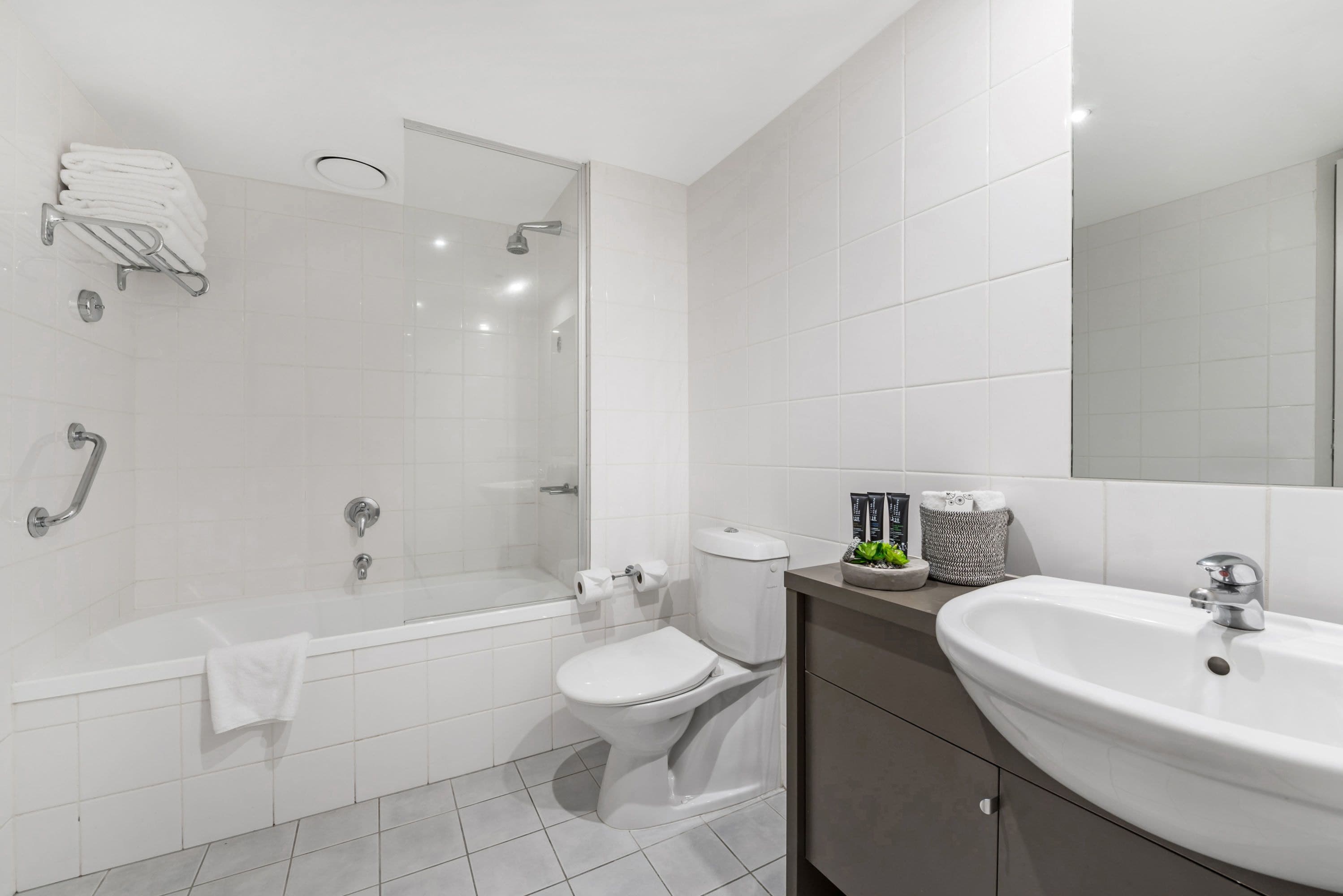 Une salle de bain moderne avec une baignoire, des toilettes et un lavabo.