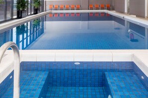 Piscine couverte, accès possible de 06 h 00 à 22 h 00, chaises longues 