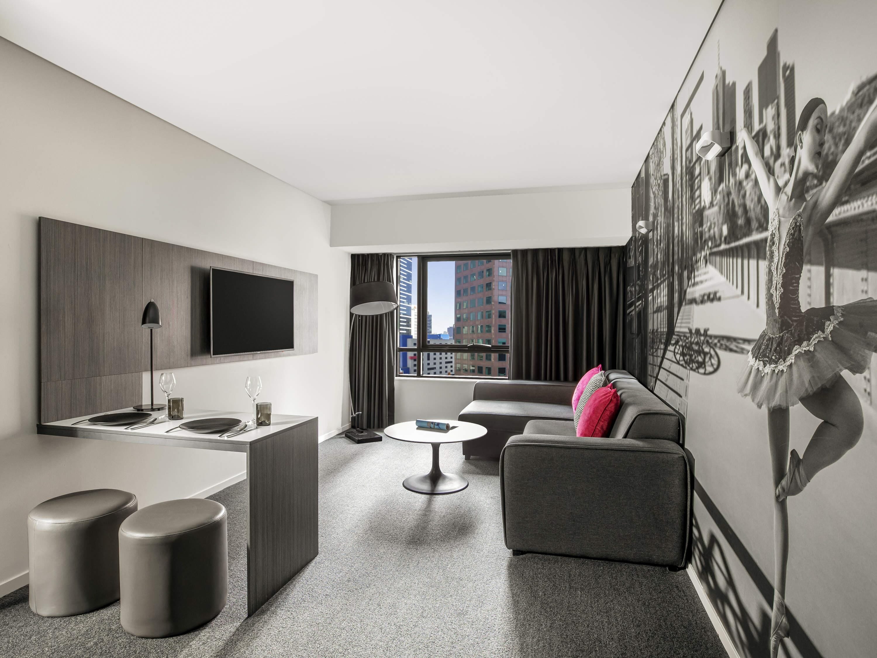 Leilighet, 1 soverom (Spa) | Safe på rommet, skrivebord og skrivebord for bærbar PC