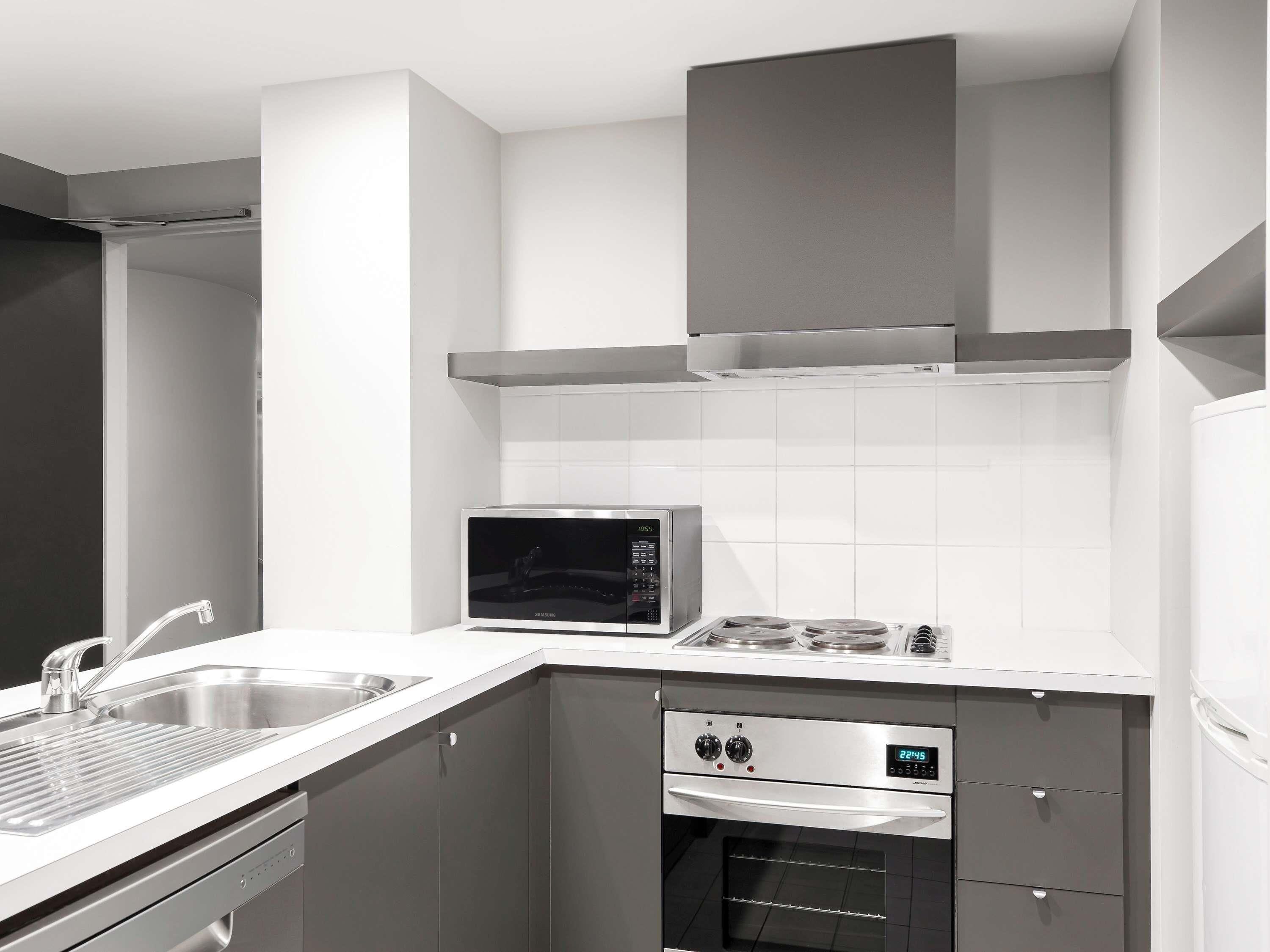 객실 내 금고, 책상, 노트북 작업 공간, 암막 커튼