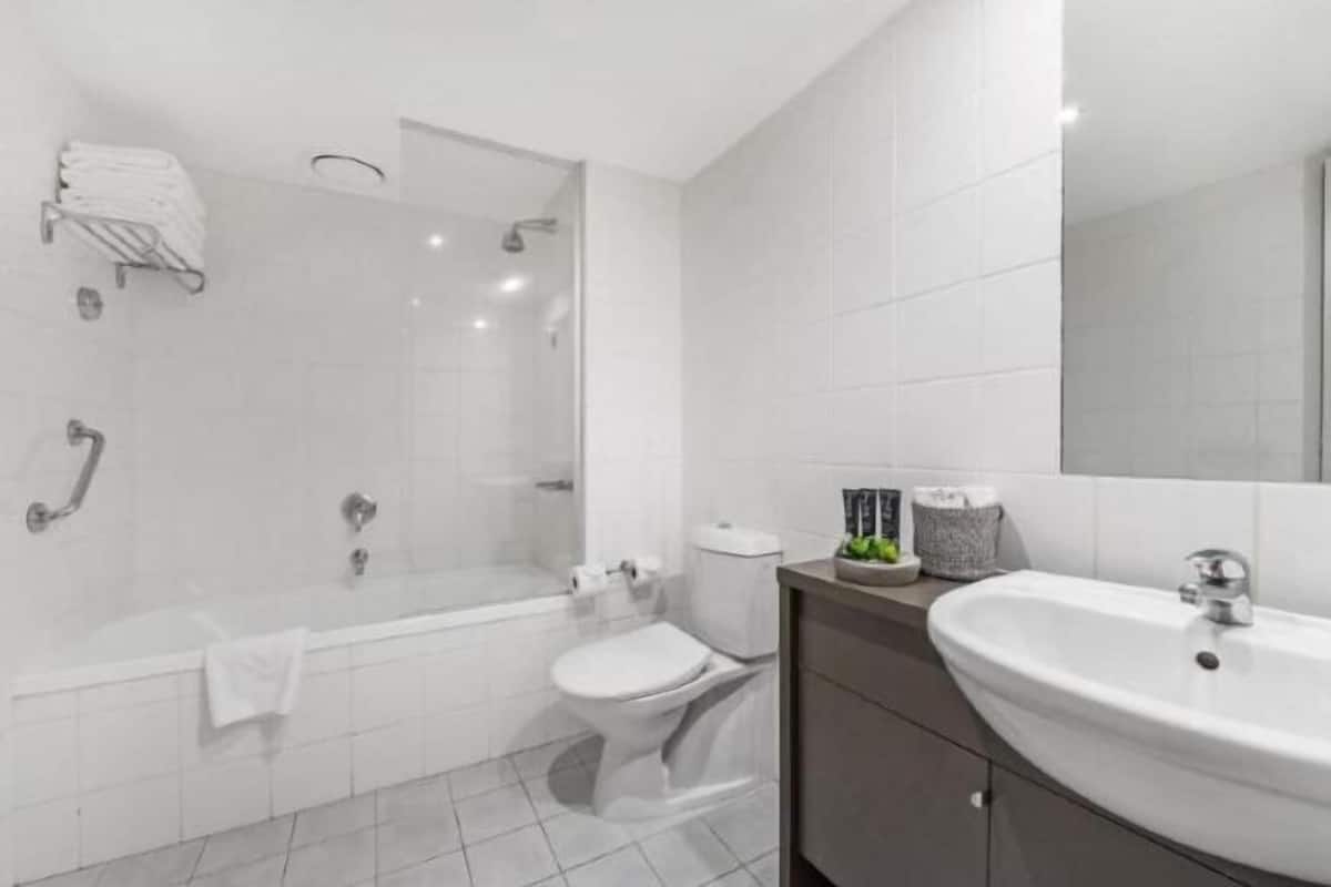 Bad | Kombinert dusj/badekar, toalettartikler (inkludert) og hårføner