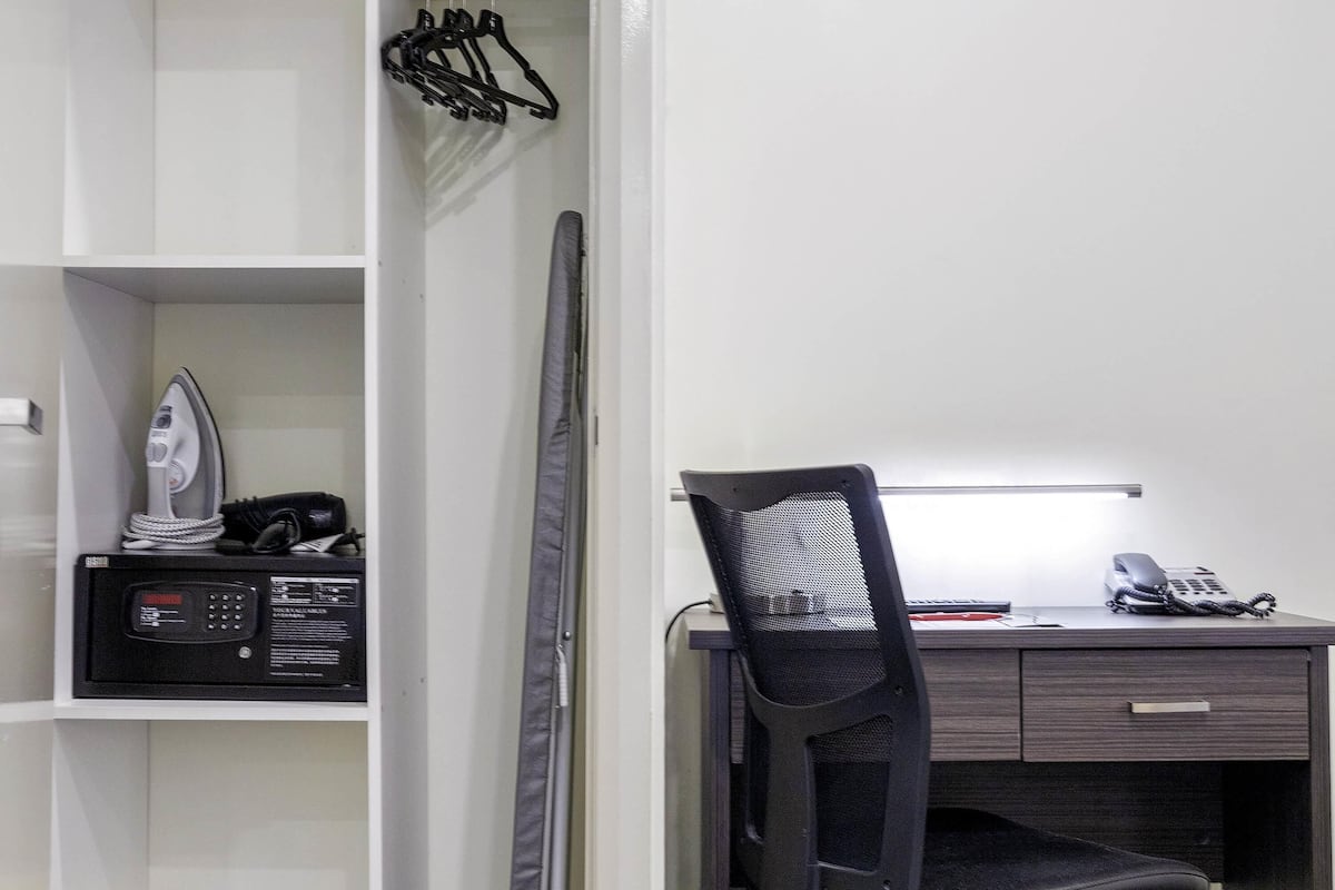 Quarto superior, 1 cama Queen | Cofres nos quartos, ferros/tábuas de passar roupa, Wi-Fi de cortesia