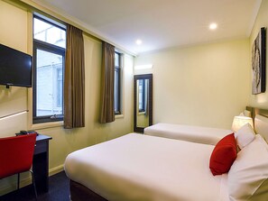 In-room safe, iron/ironing board, free WiFi, bed sheets - ibis Styles Kingsgate (Melbourne)