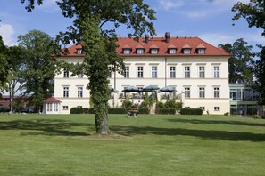 Front of property - Landhotel Schloss Teschow (Teterow)
