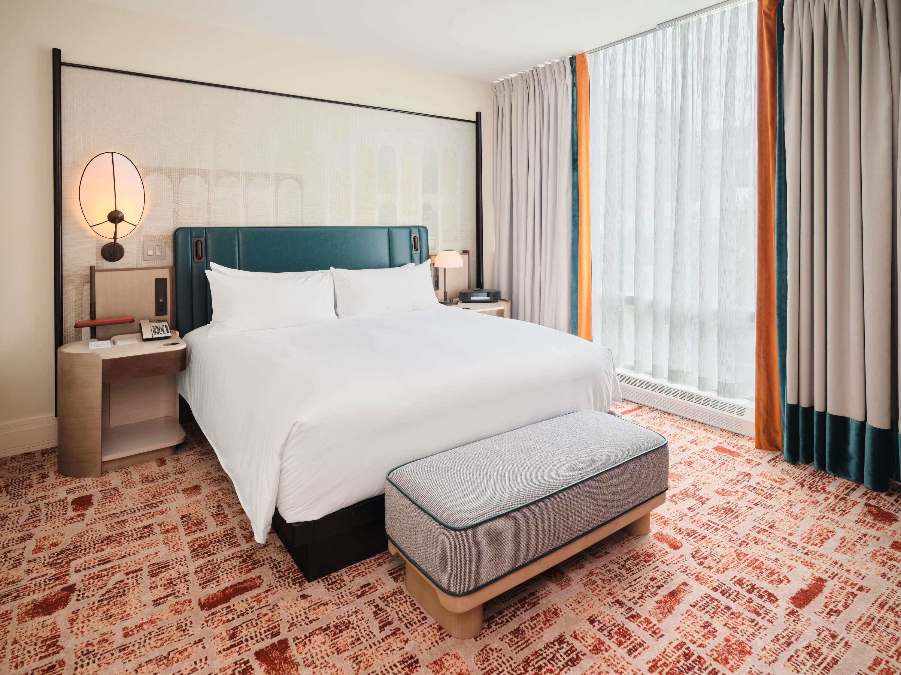 高級寢具、羽絨被、特厚豪華床墊、迷你吧