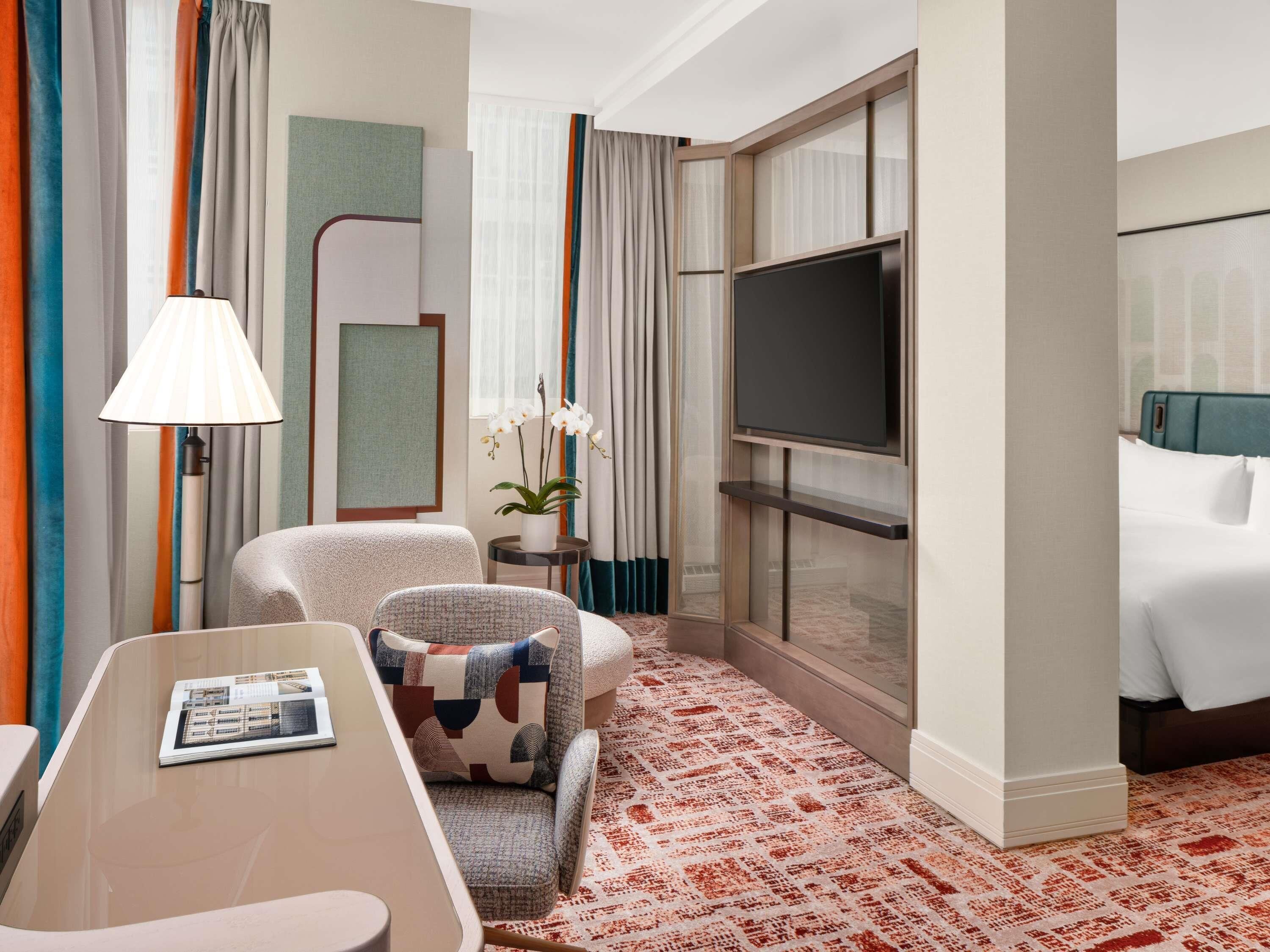 Suite, 1 kingsize-seng med sovesofa (Prestige. Corner) | Sengetøy av topp kvalitet, dundyner, senger med overmadrass og minibar