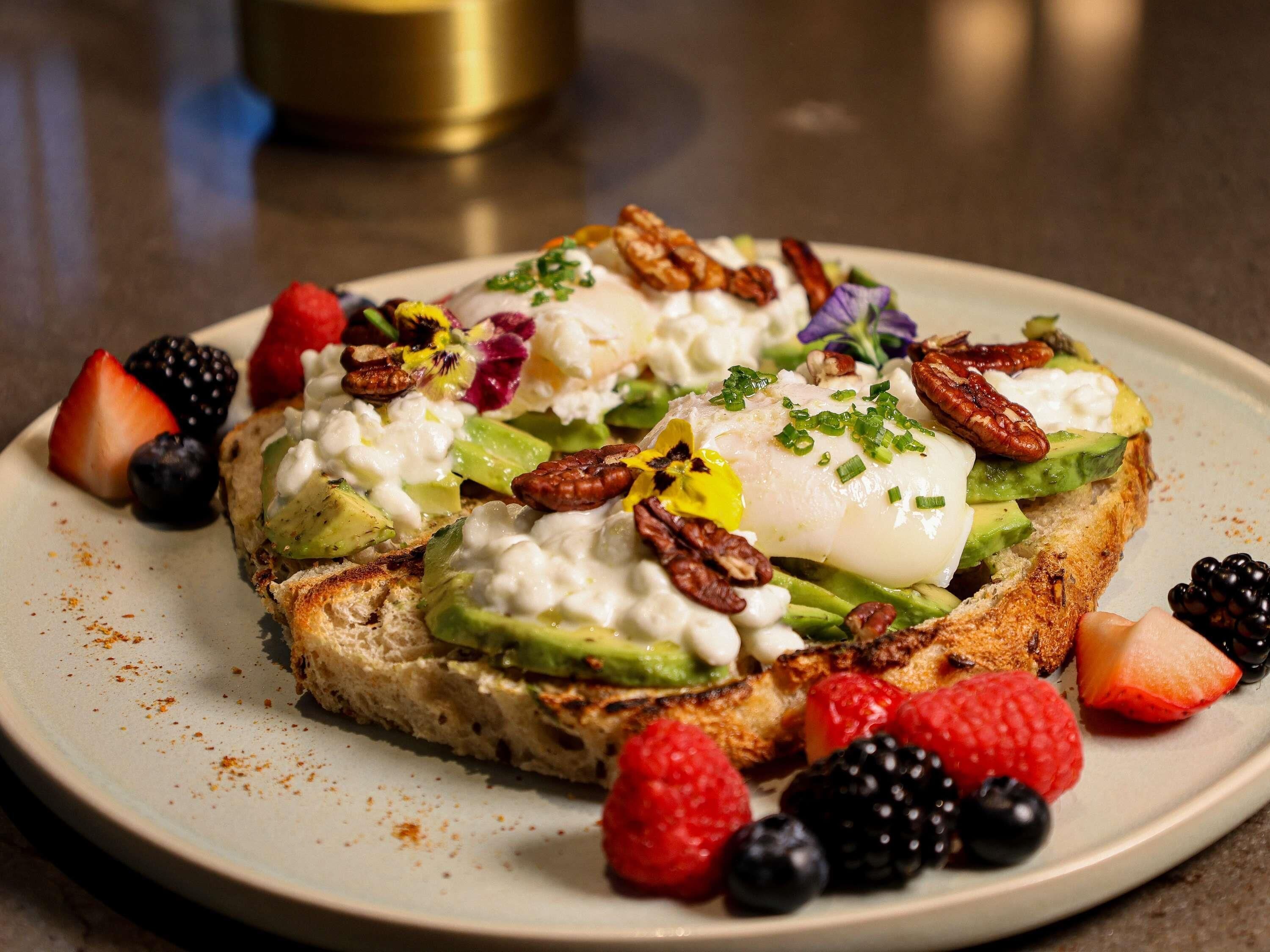 فطور من الأطباق المحلية يوميًا بتكلفة قدرها (46.8 CAD للشخص)