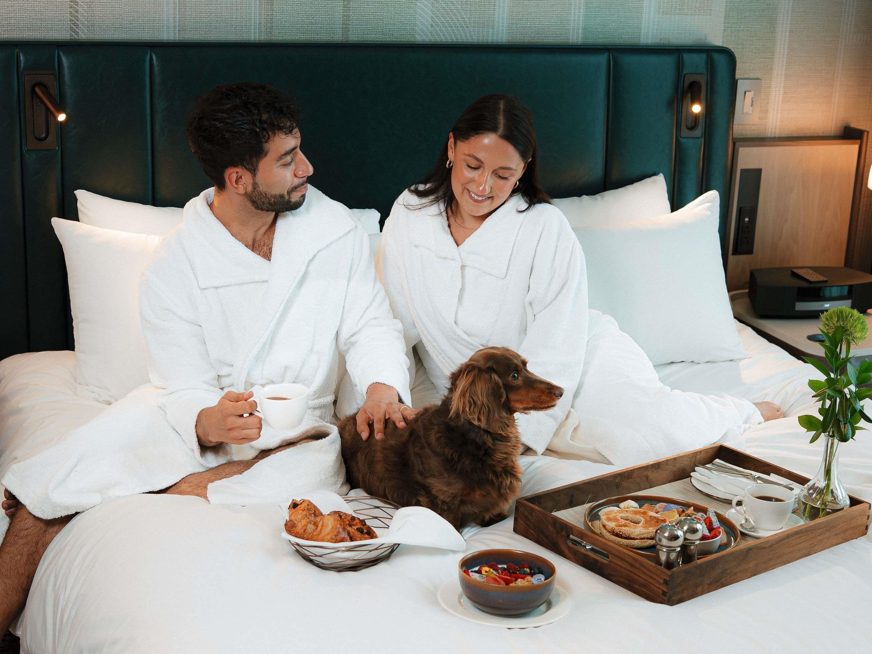 Quarto superior, 1 cama King | Roupas de cama premium, edredons de pluma, camas com colchões pillow-top