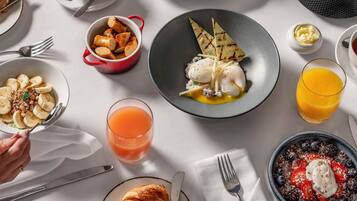 Petit déjeuner composé de spécialités régionales (46.8 CAD par personne)