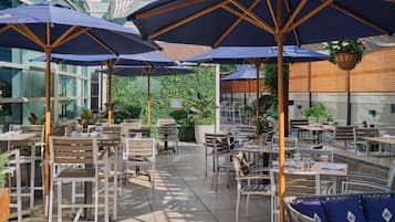 Serves lunch and dinner