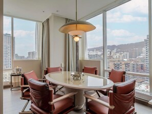 Suite présidentielle (Mount Royal View) | Literie de qualité, couette en duvet, lit avec matelas à plateau-coussin