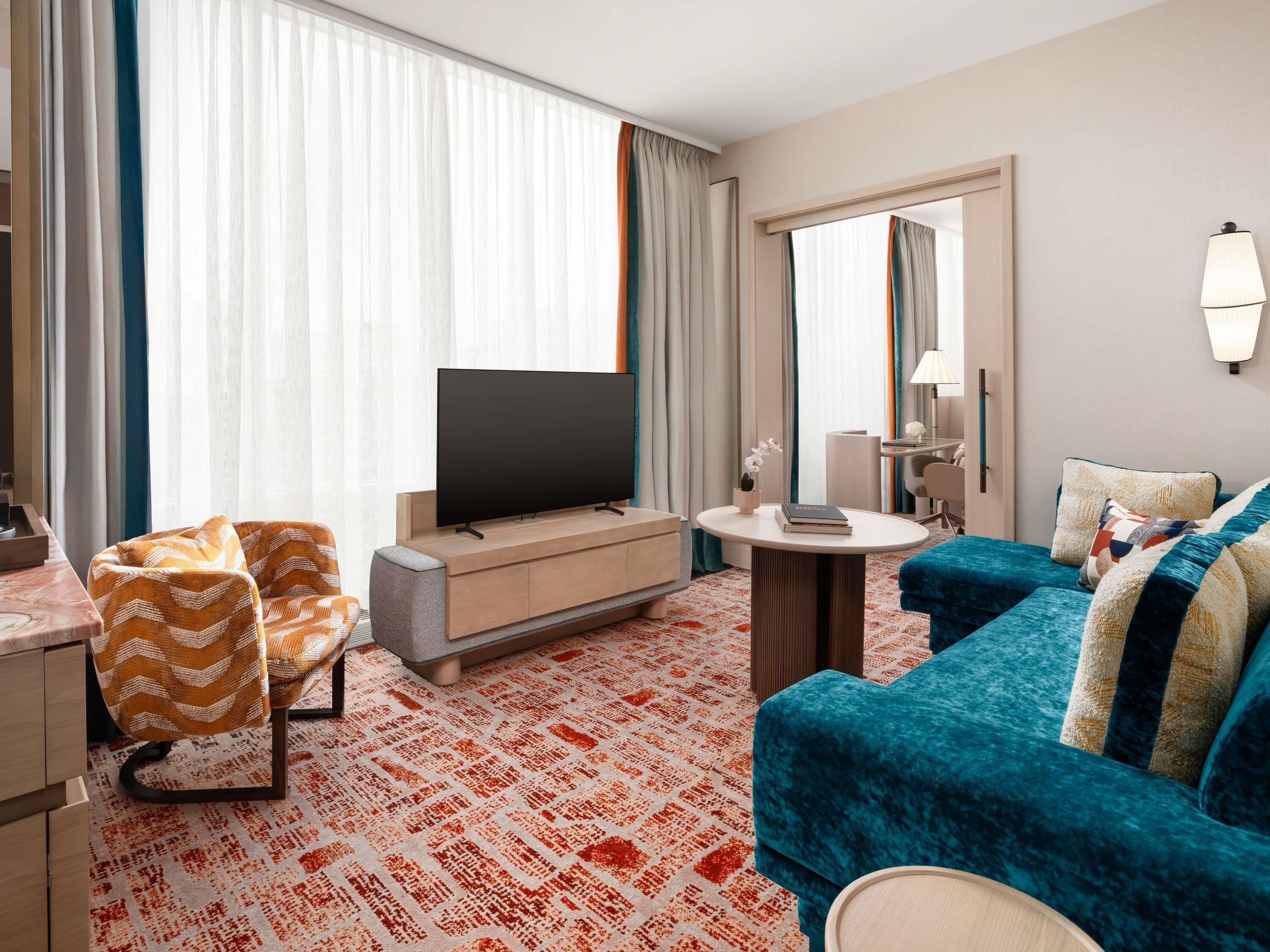 Prestige Corner Suite, 1 Bedroom, 1 King Bed and 1 Sofa bed | Premium bedding, down comforters, pillowtop beds, minibar