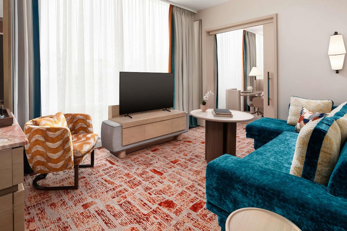 Prestige Corner Suite, 1 Bedroom, 1 King Bed and 1 Sofa bed | Premium bedding, down comforters, pillowtop beds, minibar