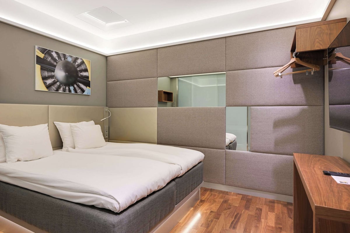 double room (compact) | soundproofing, iron/ironing board, cots/infant beds, rollaway beds