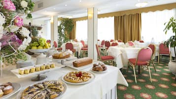 Free daily buffet breakfast