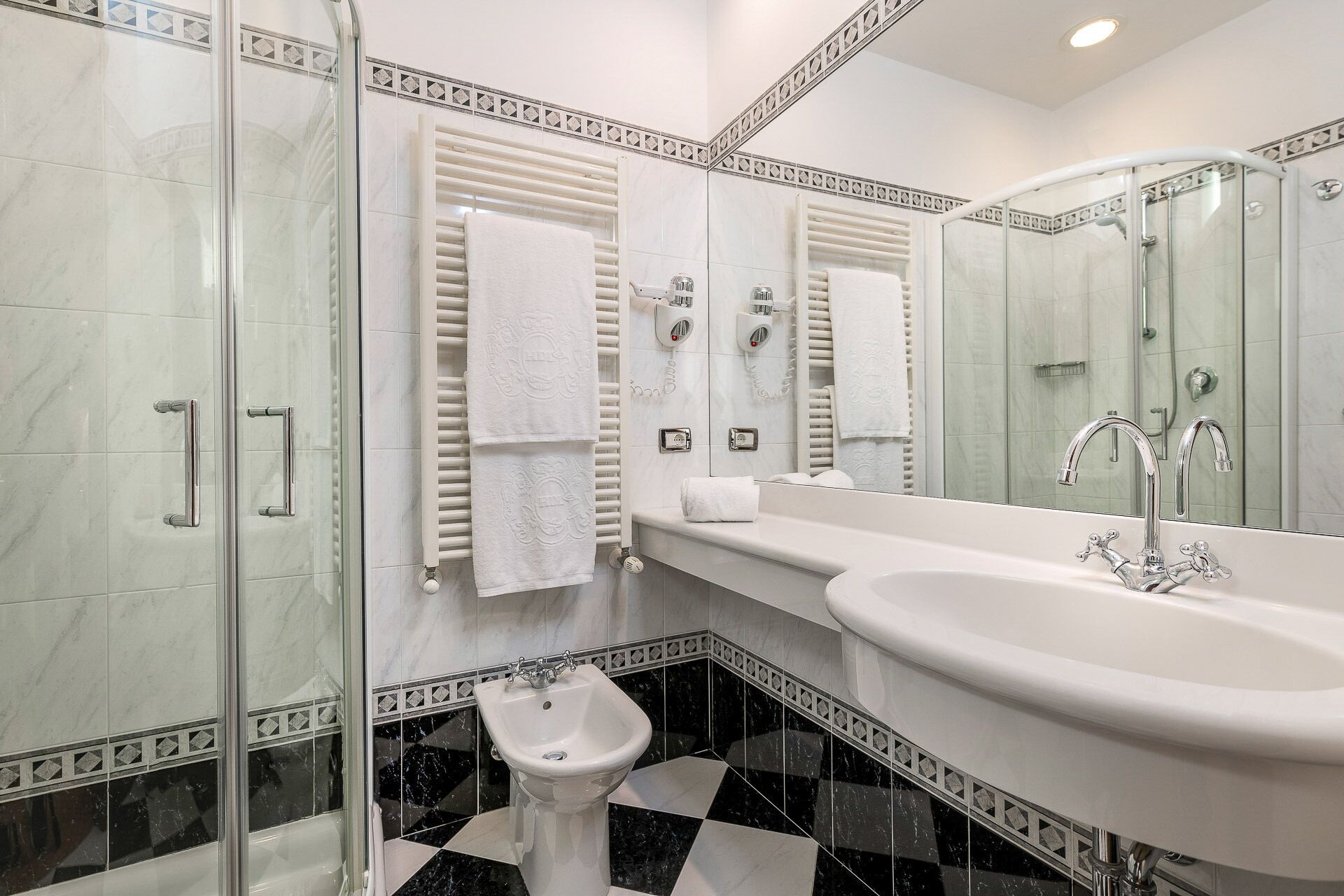 Un baño moderno con una bañera grande, una zona de ducha separada y un bidé.