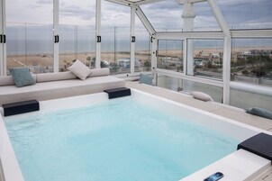 Sauna, hot tub, Turkish bath, body treatments, mud baths, aromatherapy