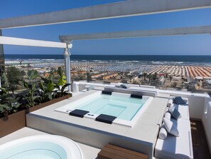 Un sauna, una bañera de hidromasaje, baño turco/hammam