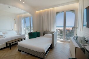 Minibar, odada kasa, masa, ses yalıtımı