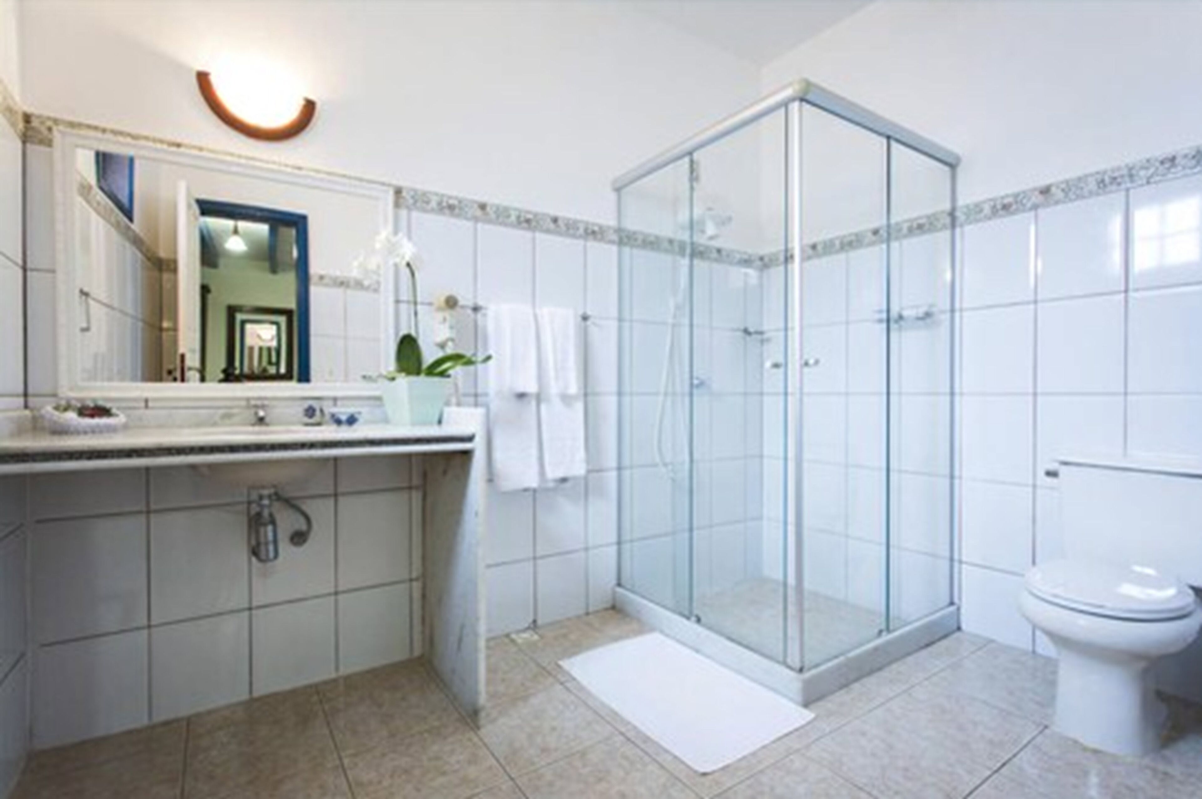 deluxe room | bathroom | shower, hair dryer, towels