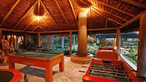 An indoor recreational area with a pool table, foosball table, and a tiki bar. - Pousada Corsário Paraty (Paraty)