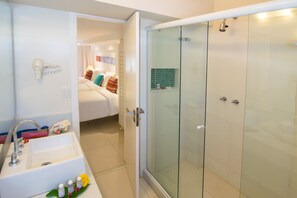 Standaard kamer | Een minibar, een kluis op de kamer, verduisterende gordijnen