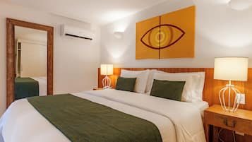 Frigobar, cofres nos quartos, cortinas blackout, quartos à prova de som