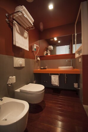 Amenidades de baño gratuitas, secadora de cabello, bidet 