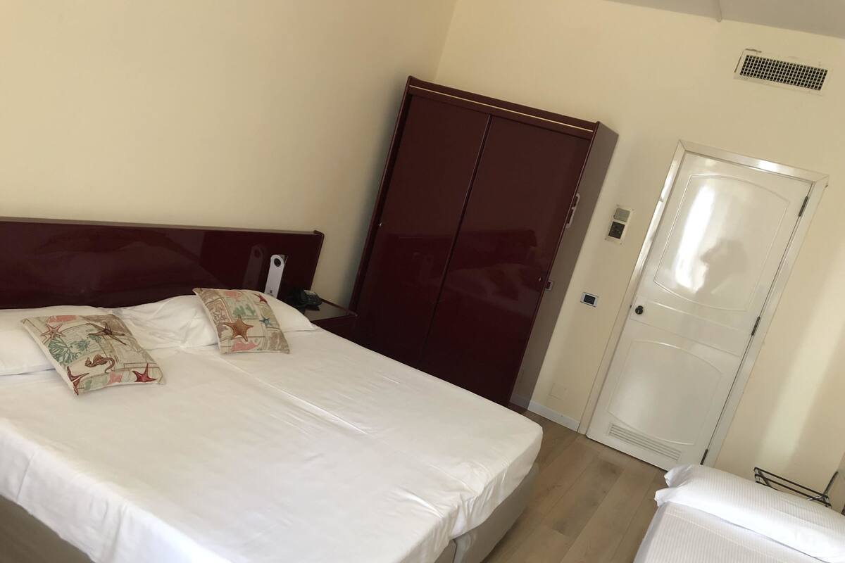 Classic Triple Room | Minibar, in-room safe, desk, soundproofing