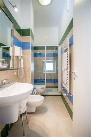 Free toiletries, hair dryer, slippers, bidet - Hotel Fiera Congressi (Milan)