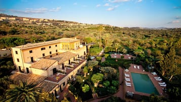 Kauden mukainen ulkouima-allas, aurinkovarjoja, aurinkotuoleja